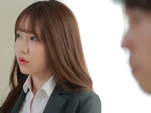 Nữ sinh xấu hổ khi chụp ảnh tự sướng trước gương