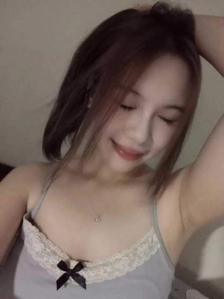 "Không, anh không thể xuất tinh vào bên trong được, bất kể anh có đưa cho tôi bao nhiêu tiền"