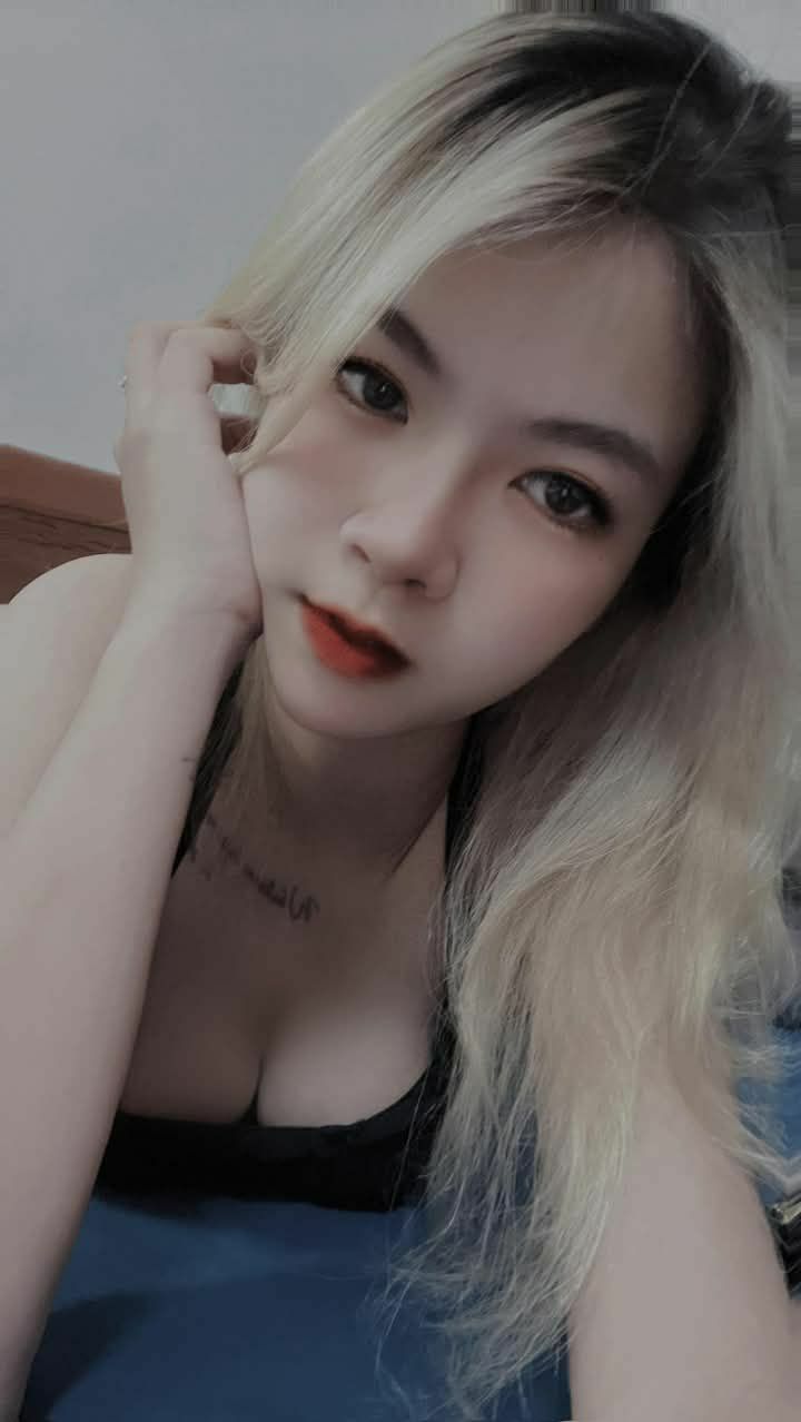 Những cô gái Thái xinh đẹp trước đầu và miệng chuông